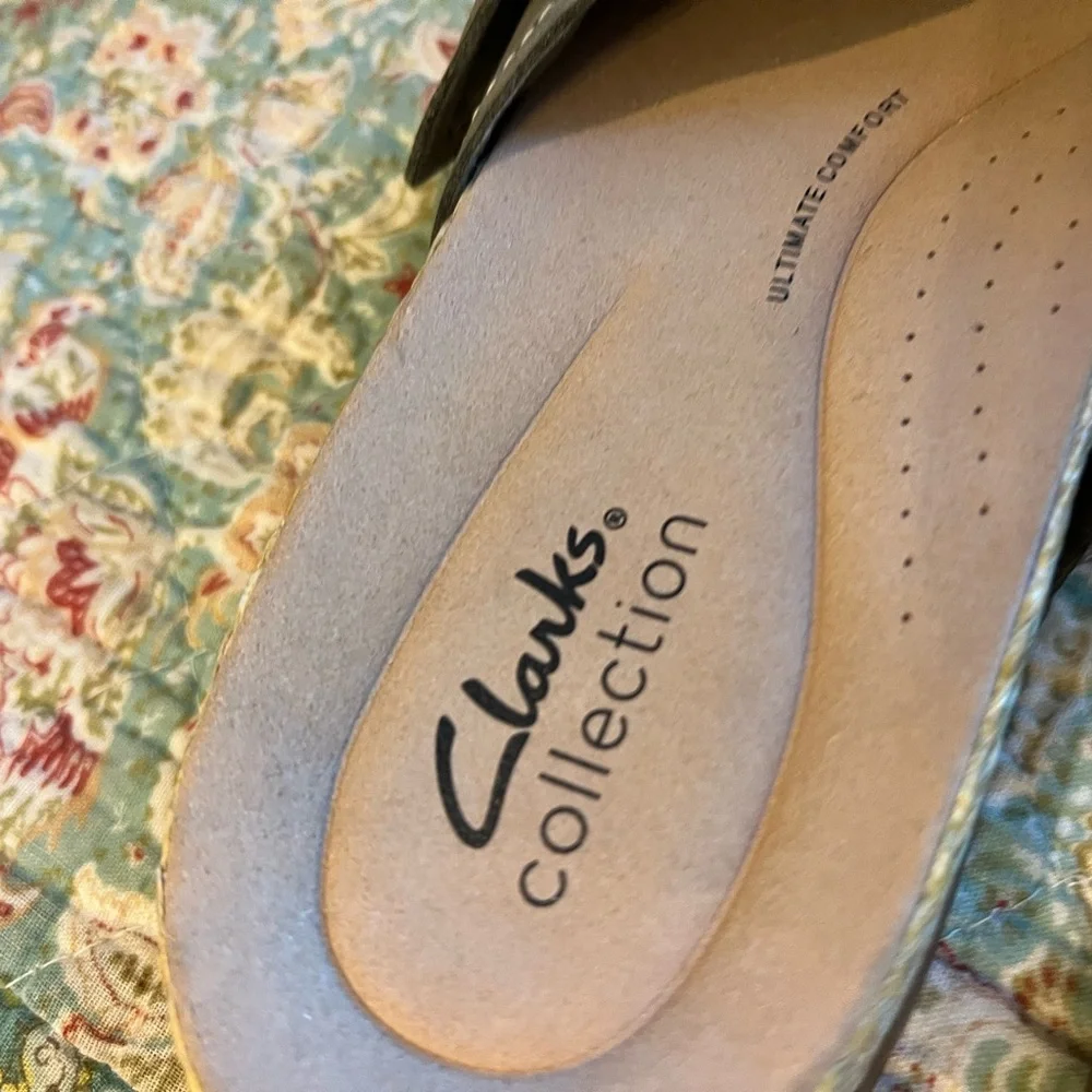 Clarks Collection Leather Sandals Reileigh May - olive- size 9.5 practically new